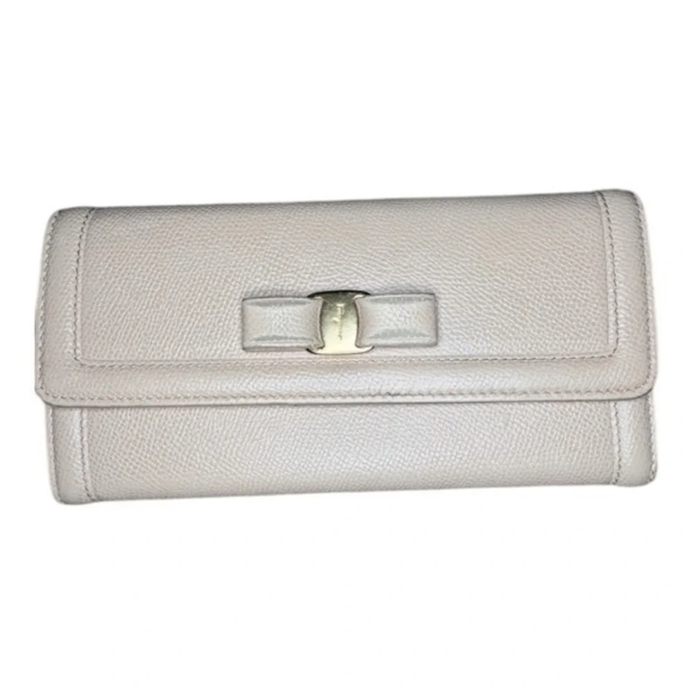 Salvatore Ferragamo Cream Pebbled Leather Bow Vara Wallet with Gold Hardware